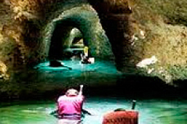 Подземные купания в подземной реке в Мексике