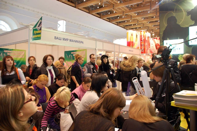 Мастер класс Nano Professional – посетители наблюдают за работой Романа Рягузова 