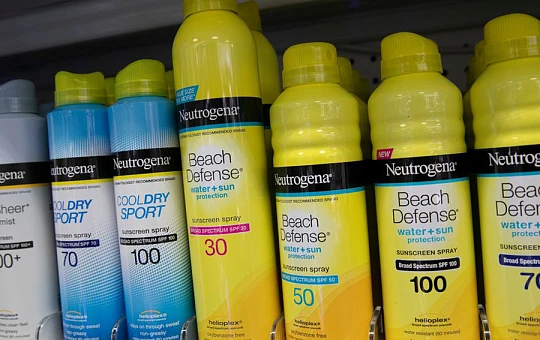Компания Johnson & Johnson отозвала пять аэрозольных солнцезащитных кремов