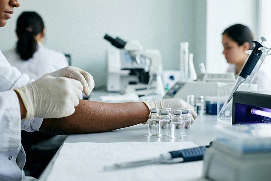 Антиоксидантная смесь уменьшила повреждение кожи IV–V фототипов видимым светом