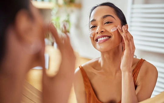 SPF50+ с оксидом железа улучшил состояние кожи у 35% смуглых женщин с гиперпигментацией