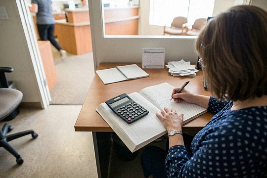 Минтруд предложил изменить порог проверок клиник при снижении зарплат