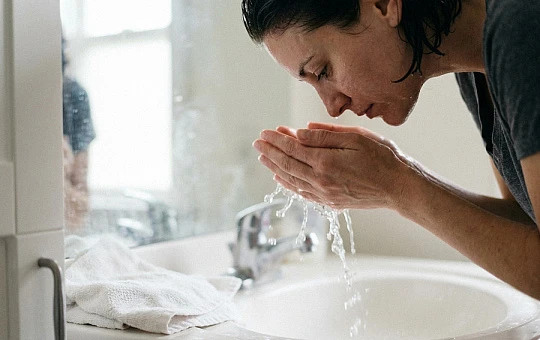 Прохладная вода меньше нарушала кожный барьер при ежедневном умывании