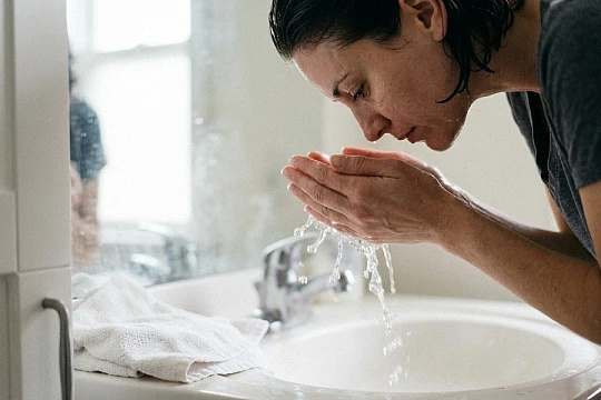 Прохладная вода меньше нарушала кожный барьер при ежедневном умывании
