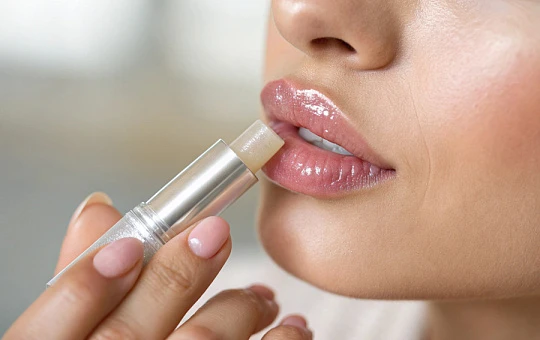 Сыворотка с пептидной гиалуроновой кислотой улучшает внешний вид губ