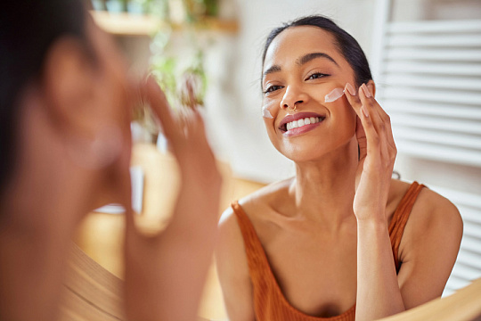 SPF50+ с оксидом железа улучшил состояние кожи у 35% смуглых женщин с гиперпигментацией