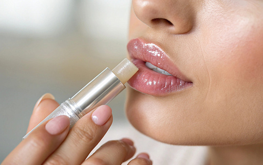 Сыворотка с пептидной гиалуроновой кислотой улучшает внешний вид губ