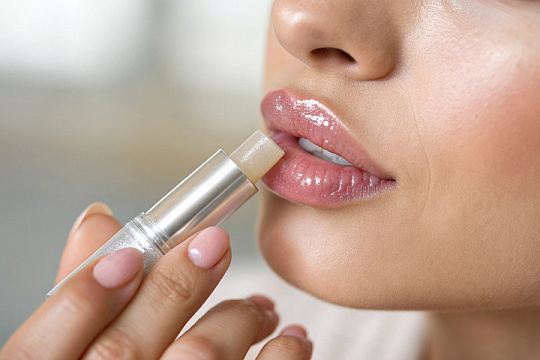 Сыворотка с пептидной гиалуроновой кислотой улучшает внешний вид губ