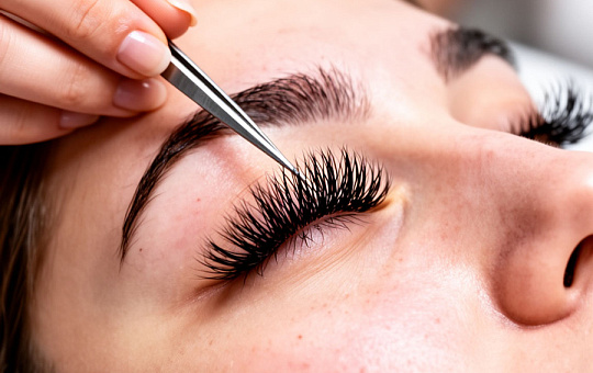 Наращивание ресниц: виды и риски