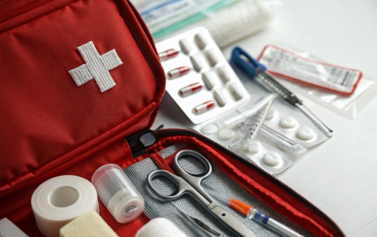 Правила аптечки и первой помощи: что должно быть в клинике в 2025 году